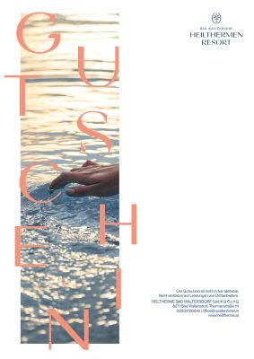 Gutschein mit dem Bild einer Hand die durch das Wasser streicht darauf